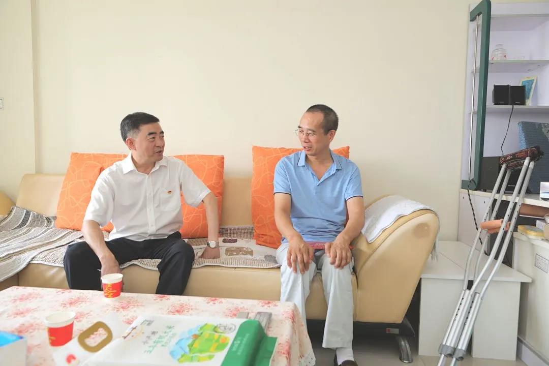 蜀道集團(tuán)黨委副書記、董事鄒蔚走訪慰問四川路橋困難黨員