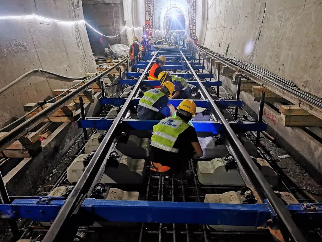 敘畢鐵路1標(biāo)無砟道床首件段成功澆筑