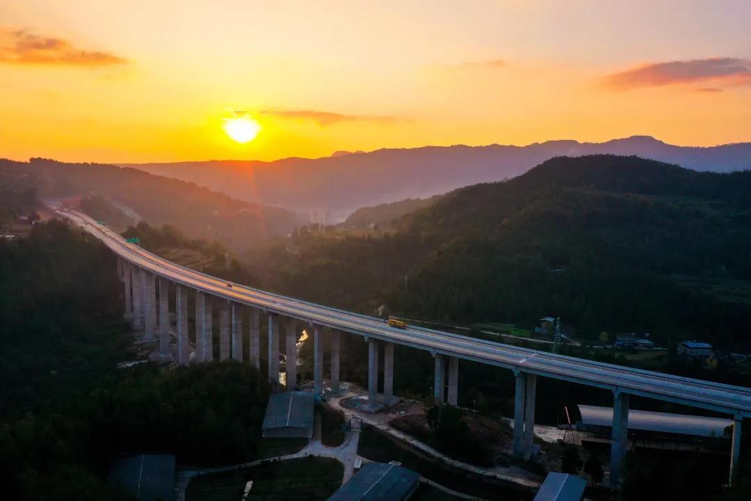 奮戰(zhàn)開門紅 | 鎮(zhèn)廣高速王通段建成通車！