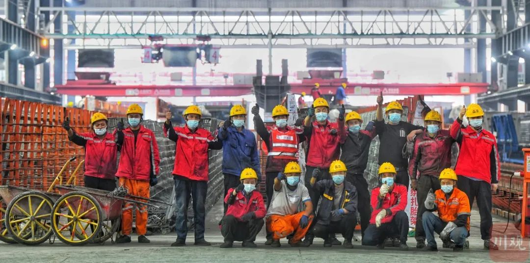 這里的高速公路橋梁板，是用遙控器“生產(chǎn)”出來的