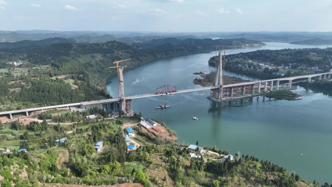 全國(guó)最大跨度高低塔混合梁高鐵雙線斜拉橋—— 漢巴南鐵路嘉陵江特大橋順利合龍