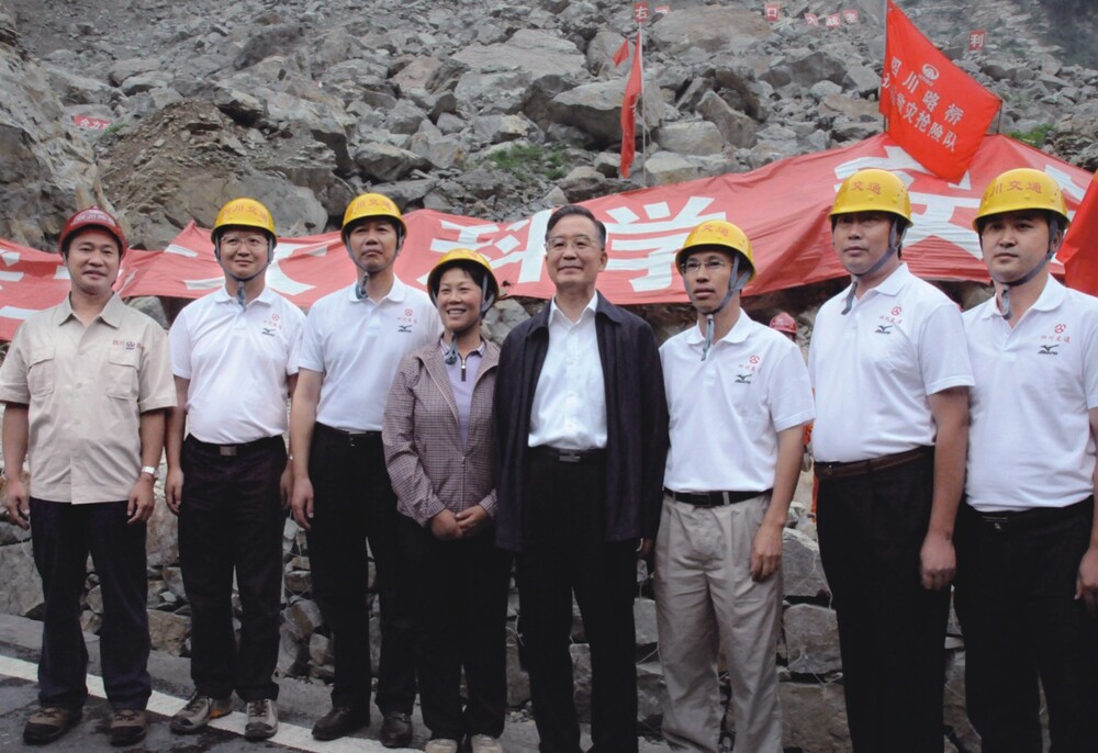 “5.12”抗震救災(zāi)期間，溫家寶同志視察公司搶通的國(guó)道213都汶公路