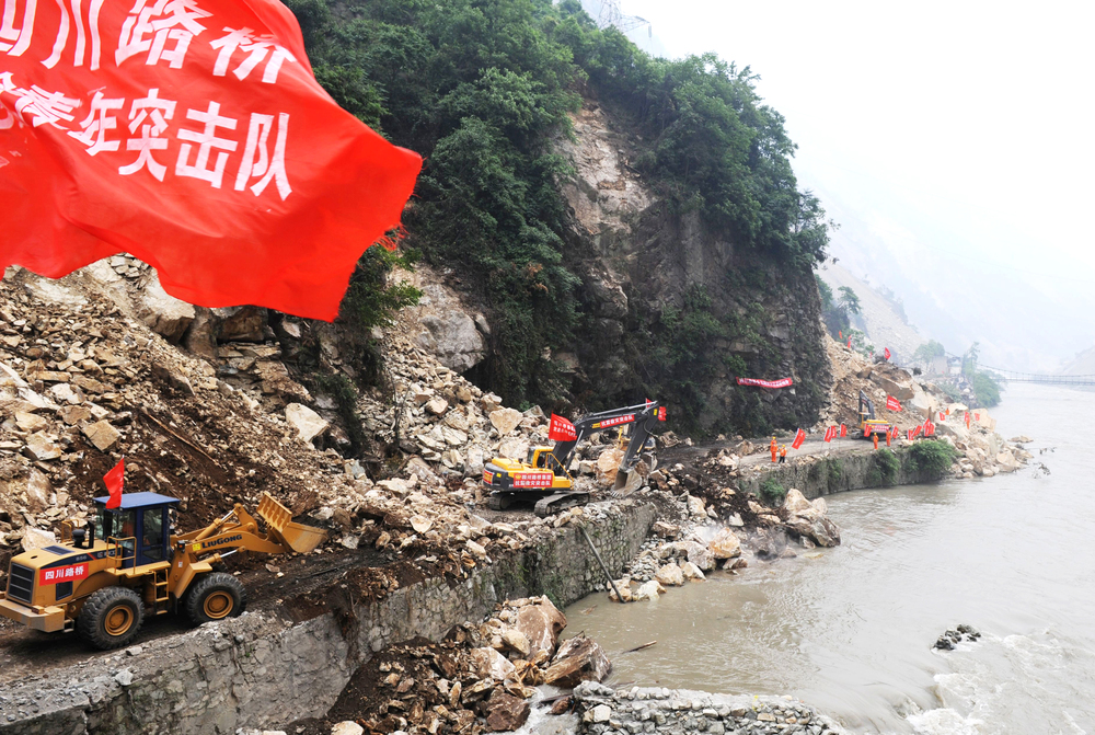 “5.12”汶川大地震后，四川路橋搶險(xiǎn)隊(duì)全力搶通都汶公路