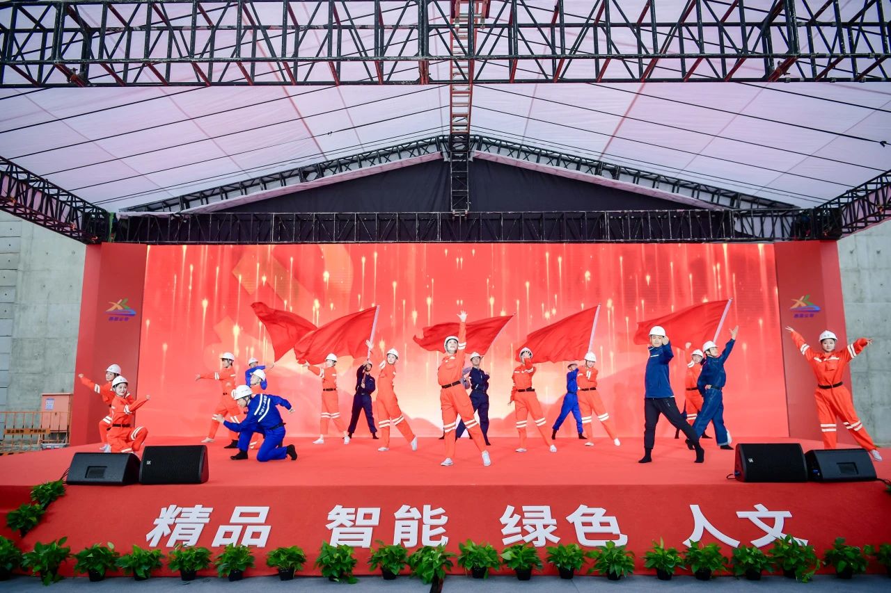 渝昆高鐵六標開展“奮戰(zhàn)三十天 勇當(dāng)‘火車頭’”突擊奉獻動員會暨主題黨日活動