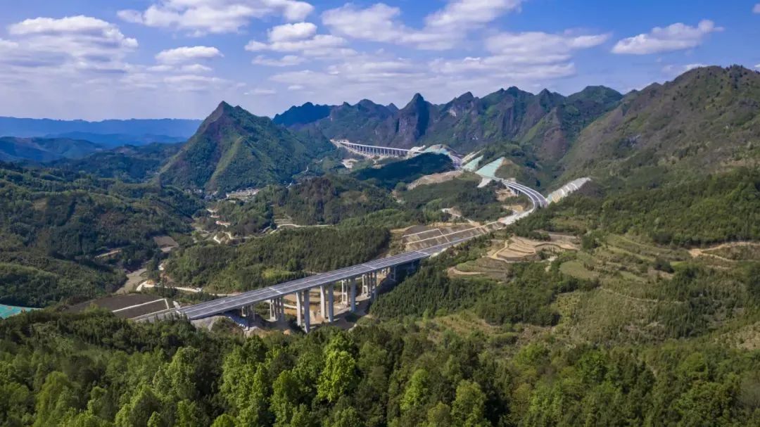 “陸海新通道”——天峨至北海公路（平塘至天峨廣西段）今日通車！