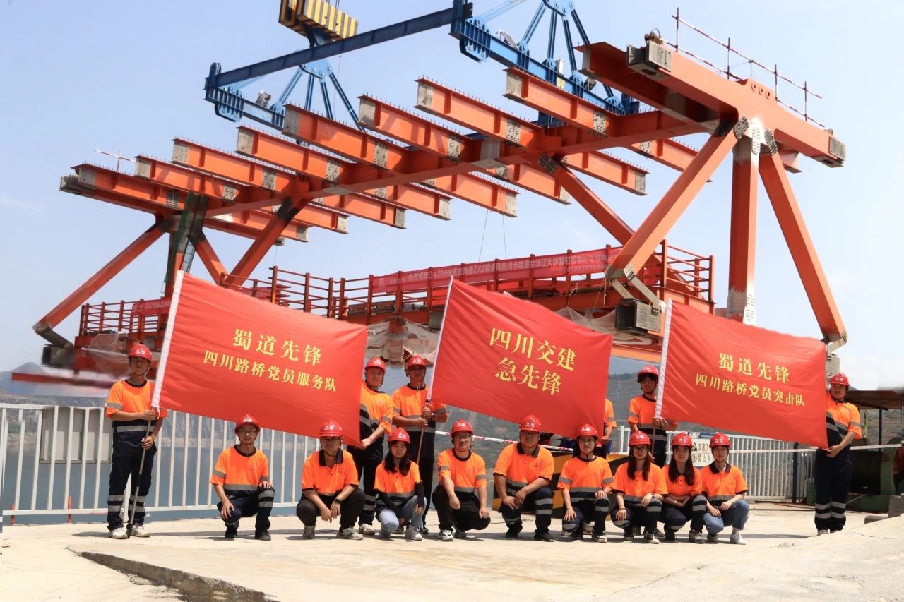 卡哈洛金沙江大橋！鋼桁梁“走軍姿”