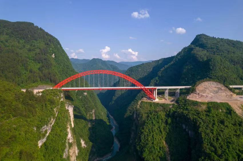 30輛重卡900噸“壓橋”！蜀工檢測公司圓滿完成湖北宜來高速溇水河特大橋荷載試驗(yàn)檢測
