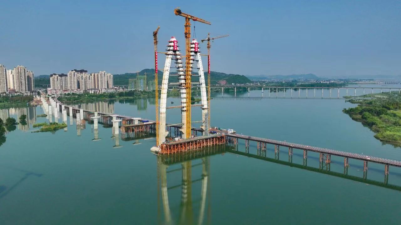 媒體關(guān)注 | 清水出芙蓉！遂寧市涪江六橋主塔順利封頂