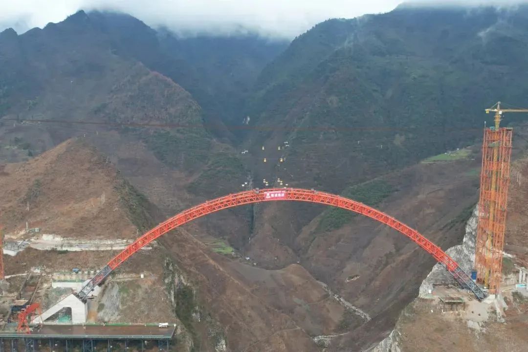 媒體關(guān)注 | “V”型深谷現(xiàn)“彩虹”！宜攀高速上烏角特大橋主拱圈順利合龍