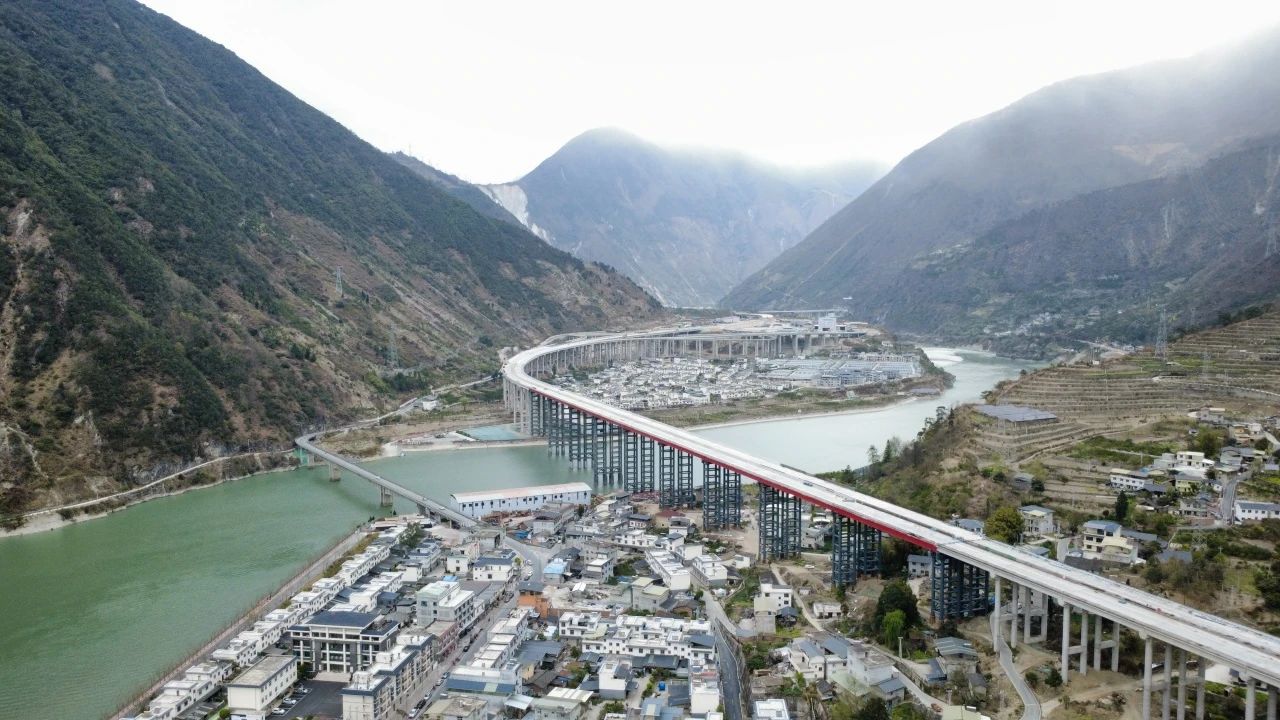 媒體關(guān)注 | 在58米高空推出一座大橋！ 瀘石高速公路得妥特大橋?qū)崿F(xiàn)雙幅貫通